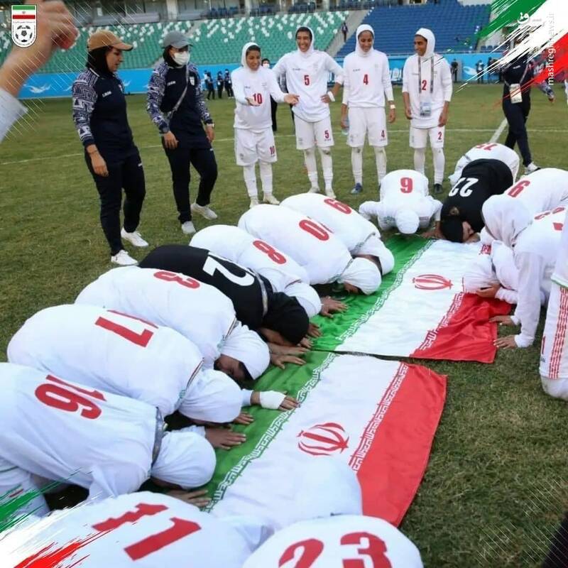 زنان ملی‌پوش فوتبال پس از تاریخ‌سازی سجده شکر کردند